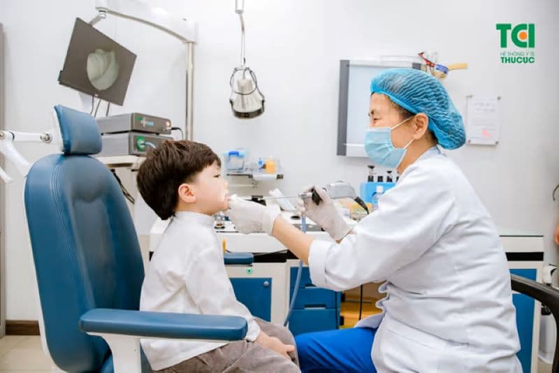 Ba mẹ nên chủ động đưa trẻ đến bác sĩ Nhi khi các dấu hiệu kéo dài, tái diễn, ảnh hưởng đến ăn uống, ngủ nghỉ