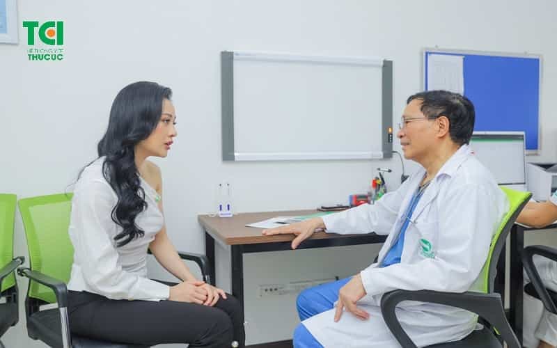 Bác sĩ Nội thăm khám, đánh giá triệu chứng để có hướng theo dõi phù hợp cho người bệnh.