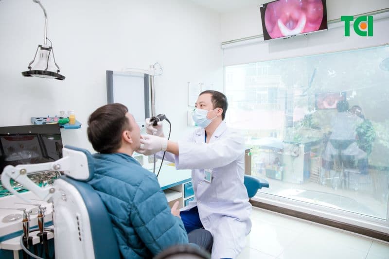 Một bác sĩ giỏi không chỉ kê đơn dựa trên mô tả triệu chứng mà cần khai thác thông tin, thăm khám và chỉ định xét nghiệm phù hợp (Nguồn ảnh)