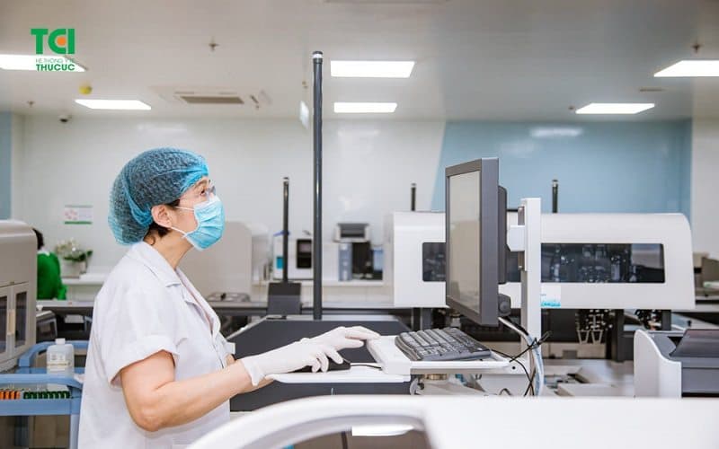 Bác sĩ xét nghiệm giỏi sẽ vừa làm xét nghiệm và vừa tư vấn, giải thích kết quả cho bệnh nhân