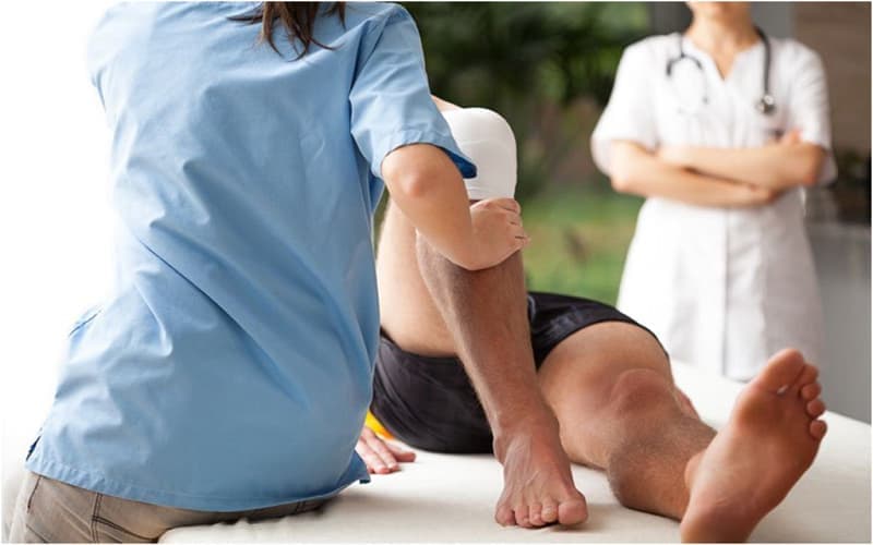 Y học cổ truyền kết hợp phục hồi chức năng hỗ trợ người bệnh cải thiện vận động sau chấn thương