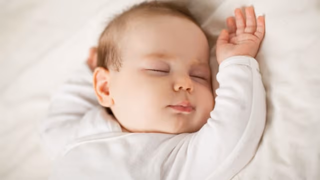 Bé 4 tháng ngủ bao nhiêu tiếng 1 ngày? Cách phân bổ giấc ngày, giấc đêm hợp lý