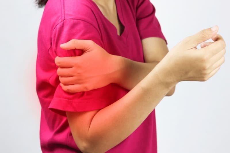 Cơn đau vai xuất hiện dai dẳng khiến các sinh hoạt thường ngày như giơ tay, chải đầu hay mặc áo trở nên khó khăn