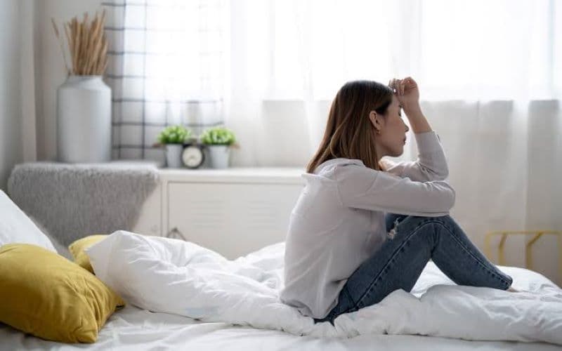 Bên cạnh rối loạn kinh nguyệt, phụ nữ tiền mãn kinh có thể xuất hiện bốc hỏa, đổ mồ hôi ban đêm, khó ngủ