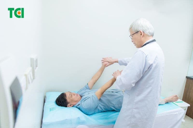 Thăm khám với bác sĩ chuyên khoa để xác định nguyên nhân, mức độ chóng mặt và có hướng điều trị phù hợp.