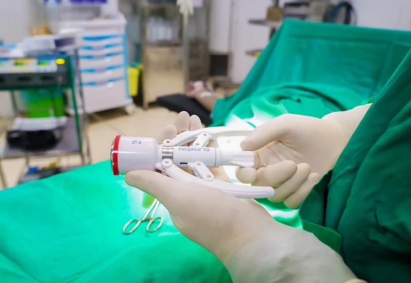 Cắt bao quy đầu có thể được thực hiện bằng nhiều phương pháp tùy tình trạng và chỉ định của bác sĩ.