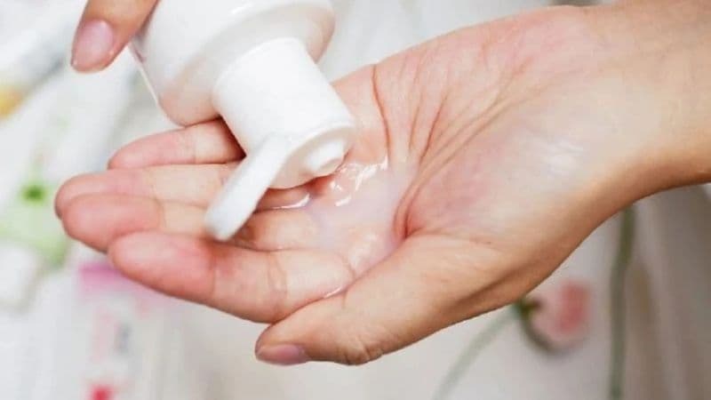 Chăm sóc vùng kín nhẹ nhàng và tránh can thiệp sâu vào âm đạo giúp hạn chế kích ứng vùng cổ tử cung.