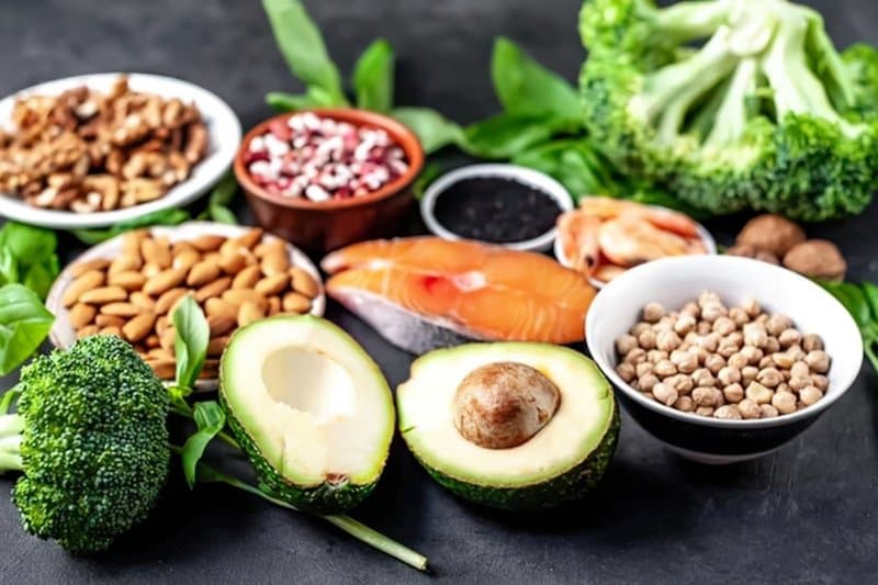 Người bệnh nên tăng cường bổ sung rau xanh, trái cây tươi, các loại hạt và cá béo chứa nhiều chất xơ cùng Omega-3