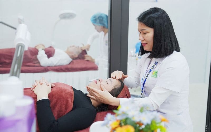 Thăm khám bác sĩ da liễu giỏi giúp chẩn đoán chính xác vấn đề gặp phải