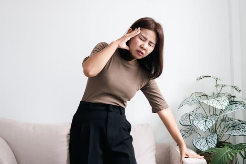 Chóng mặt là triệu chứng phổ biến, người bệnh thấy bản thân hoặc không gian xung quanh quay tròn, mất thăng bằng, lâng lâng…