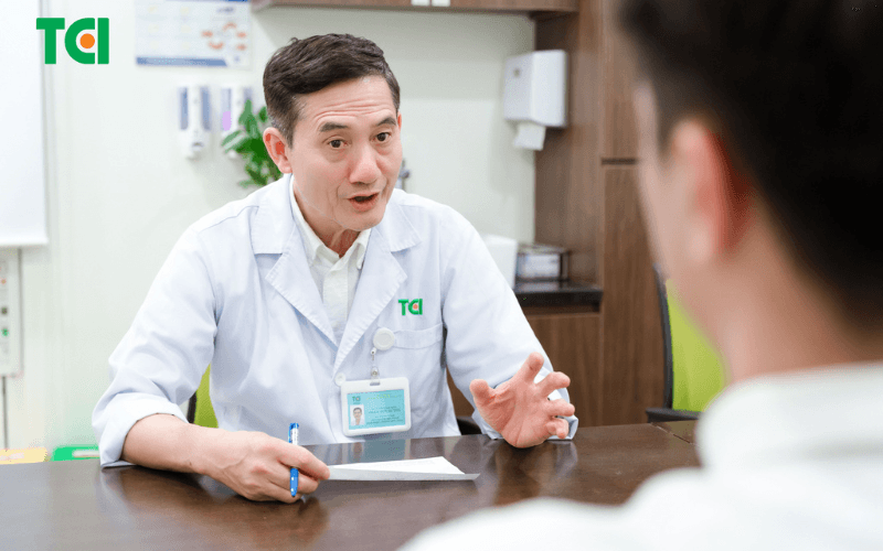 Chuyên gia tại TCI chia sẻ với khách hàng thăm khám Rối loạn cương