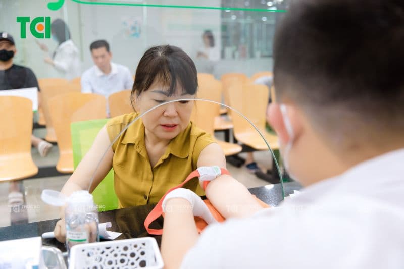 Khám sức khỏe định kỳ giúp theo dõi và kiểm soát đường huyết, ngăn biến chứng kịp thời.