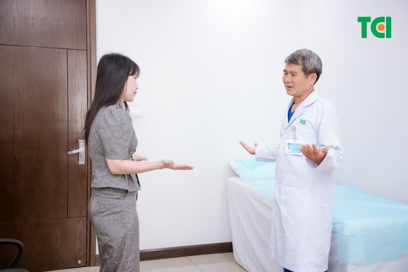 Bác sĩ sẽ kiểm tra tiền sử chấn thương, đánh giá tầm vận động và thực hiện các nghiệm pháp chuyên sâu