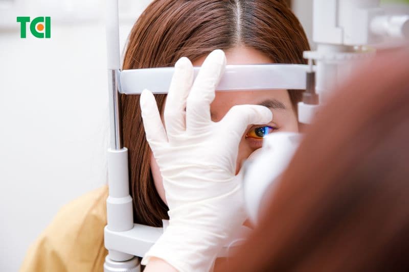 Bạn nên đi khám mắt khi nhận thấy mắt hoặc thị lực có những thay đổi bất thường