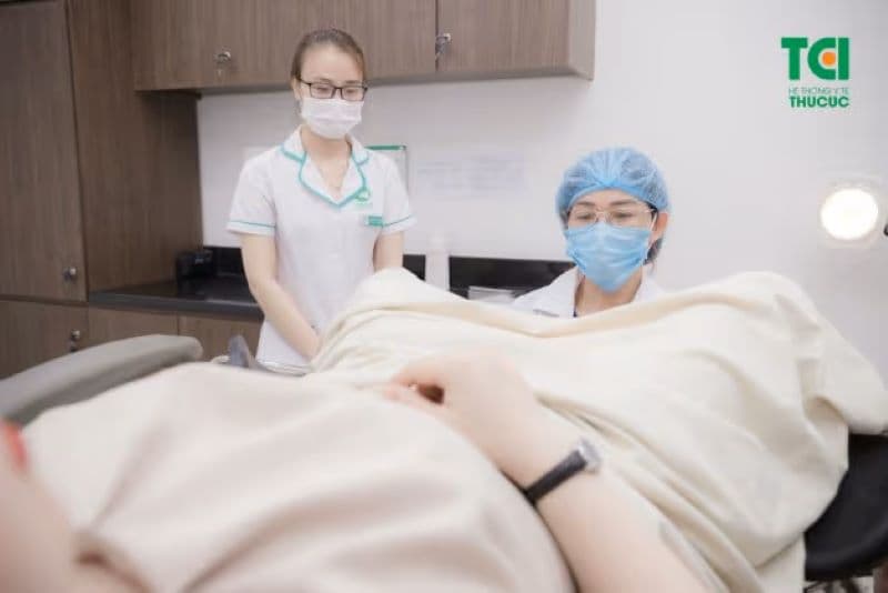 Khi đến cơ sở y tế để khám viêm âm hộ, người bệnh thường trải qua nhiều bước nhằm xác định nguyên nhân gây viêm