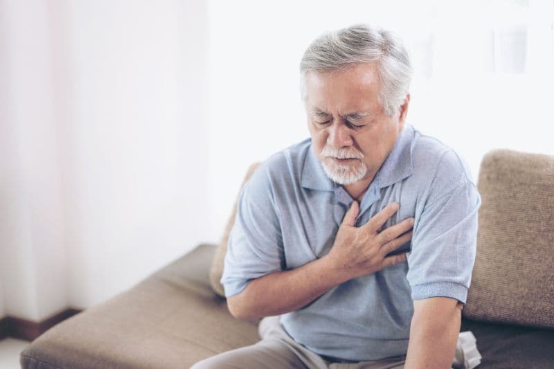 Khi có triệu chứng đau ngực, bệnh nhân có thể được chụp mạch vành để kiểm tra nguyên nhân do hẹp tắc mạch