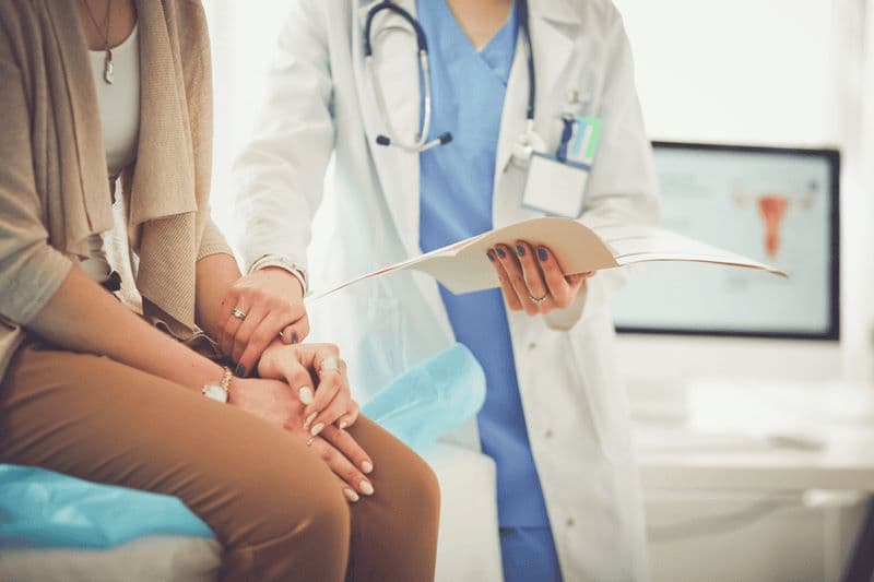 Nếu mãn kinh xảy ra sớm hoặc trước tuổi 40, phụ nữ nên được bác sĩ đánh giá nguyên nhân và hướng điều trị