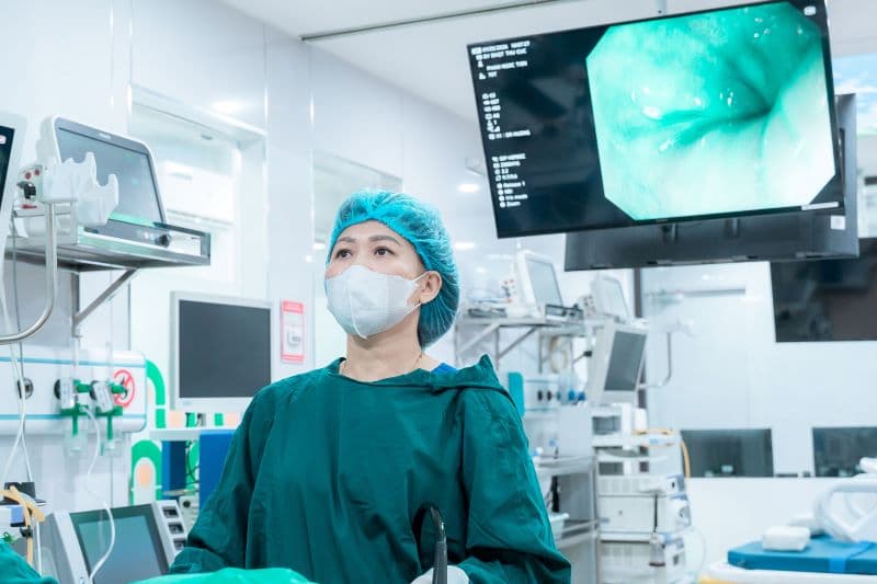 Một bác sĩ nội soi tiêu hóa giỏi chỉ cần có chuyên môn về tiêu hóa mà còn phải thành thạo kỹ thuật nội soi, đánh giá đúng tổn thương và kiểm soát an toàn