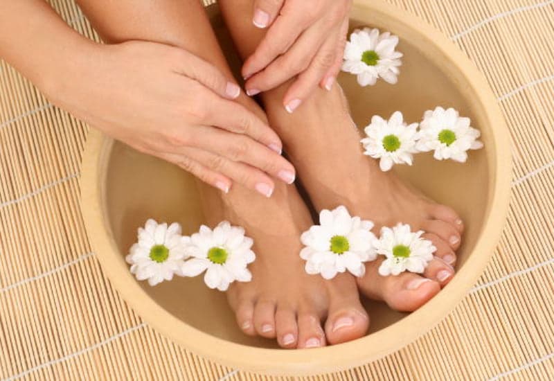 Ngâm chân trước khi bấm huyệt giúp tăng hiệu quả thư giãn