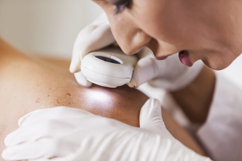 Khi lựa chọn bác sĩ da liễu, người bệnh nên quan tâm đến trình độ chuyên môn, kinh nghiệm và khả năng đáp ứng nhu cầu điều trị