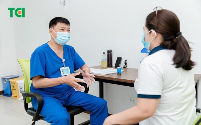 Bác sĩ tại phòng khám cần tư vấn hướng xử trí tiếp theo sau khi phát hiện vấn đề về mắt