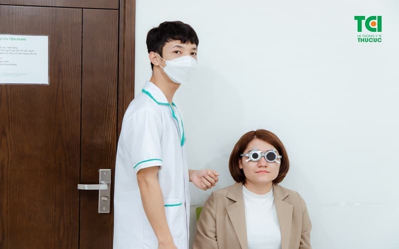 Tần suất khám mắt định kỳ thay đổi theo độ tuổi và tình trạng thị lực