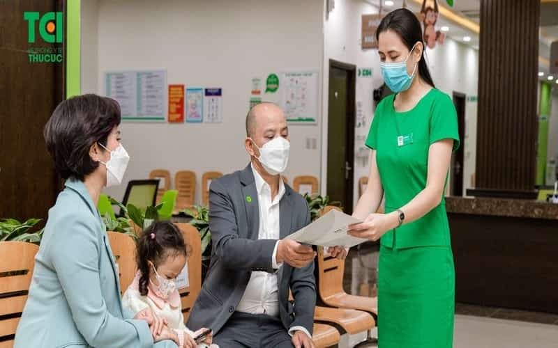 Đội ngũ nhân viên tận tình hỗ trợ phụ huynh trong quá trình tiếp đón và làm thủ tục khám Nhi cho trẻ