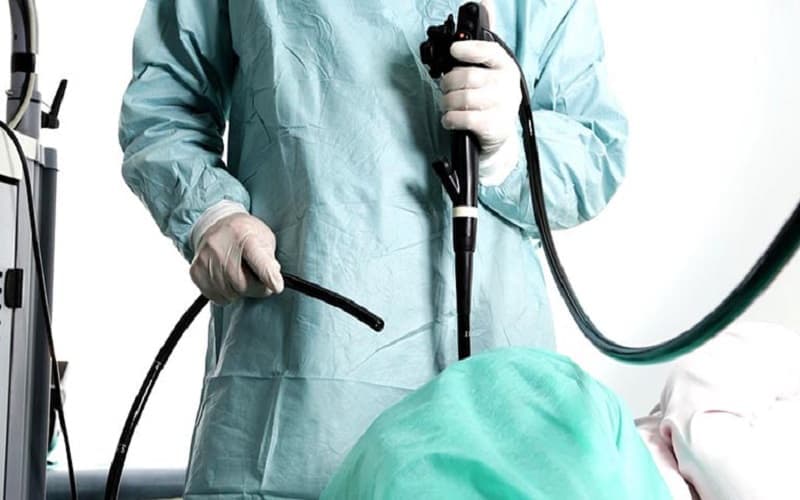 Bác sĩ thực hiện nội soi tiêu hóa bằng ống soi mềm có gắn camera, quan sát trực tiếp niêm mạc và đánh giá các tổn thương