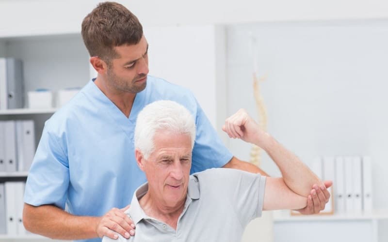Phục hồi chức năng hỗ trợ cải thiện vận động và khả năng sinh hoạt cho người bệnh.