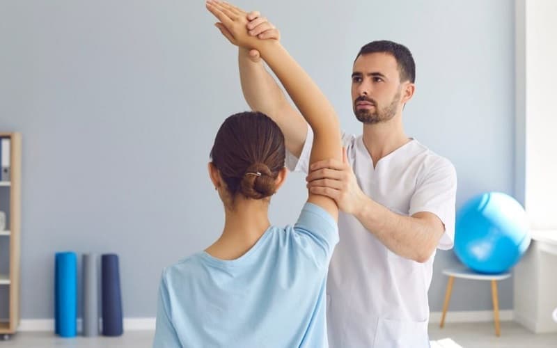 Bác sĩ sẽ đánh giá tầm vận động và các chức năng bị hạn chế để xác định hướng phục hồi phù hợp