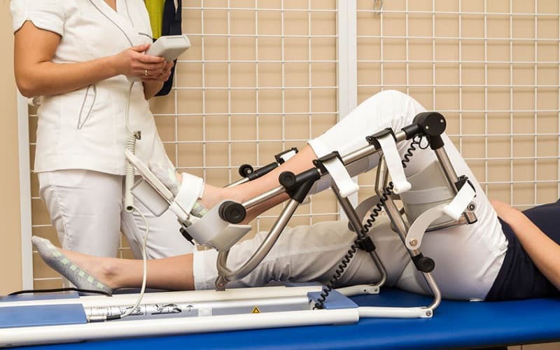Bác sĩ có thể kết hợp nhiều phương pháp phục hồi chức năng nhằm cải thiện vận động