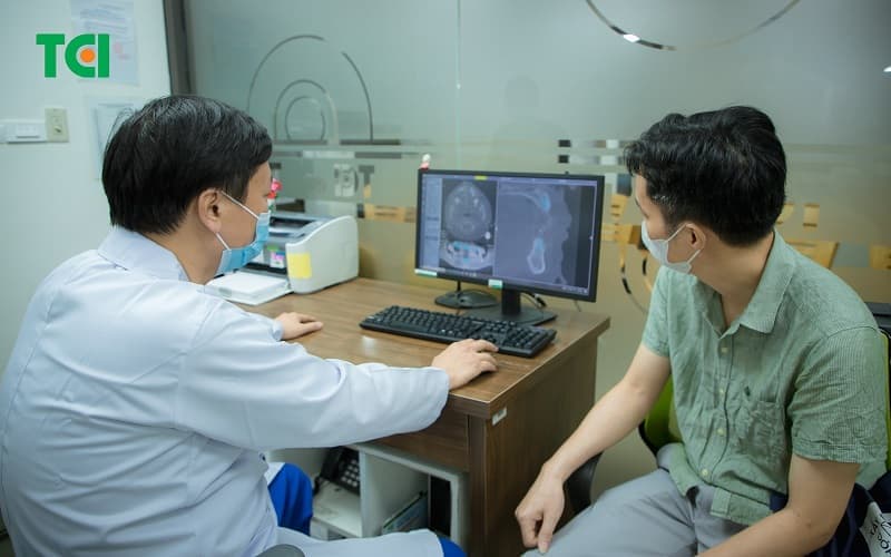 Chụp X-quang răng giúp bác sĩ đánh giá các tổn thương bên trong răng, chân răng và xương hàm khi cần thiết