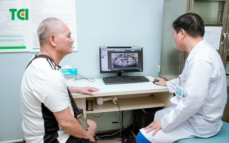 Bác sĩ đánh giá tình trạng răng miệng và tư vấn hướng điều trị phù hợp sau khi có đầy đủ kết quả thăm khám
