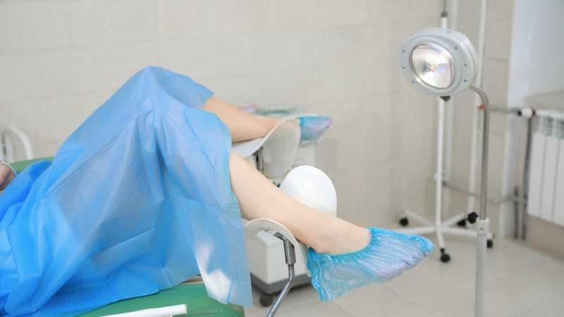 Quy trình khám viêm âm hộ thường diễn ra nhanh chóng, kín đáo và được thực hiện theo từng bước rõ ràng