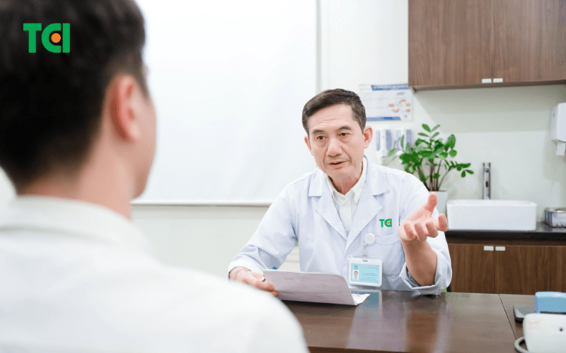 Thăm khám lâm sàng tại Thu Cúc TCI trước khi thực hiện thủ thuật