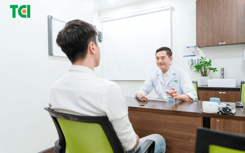 Thầy thuốc ưu tú, BSCKII Phạm Huy Huyên thăm khám 1:1 cho khách hàng