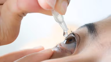 Thuốc nhỏ mắt: Cách chọn đúng loại theo từng vấn đề về mắt