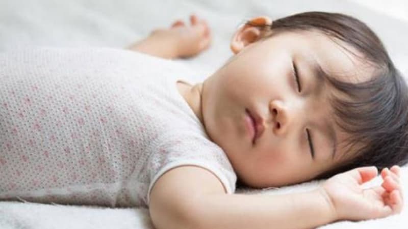 Trẻ 1 tuổi ngủ ngáy có thể xuất phát từ nhiều nguyên nhân khác nhau