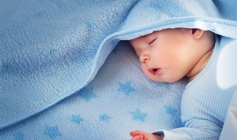 Ở giai đoạn sơ sinh, giấc ngủ thường chiếm phần lớn thời gian trong ngày nhưng chưa có giờ giấc ổn định