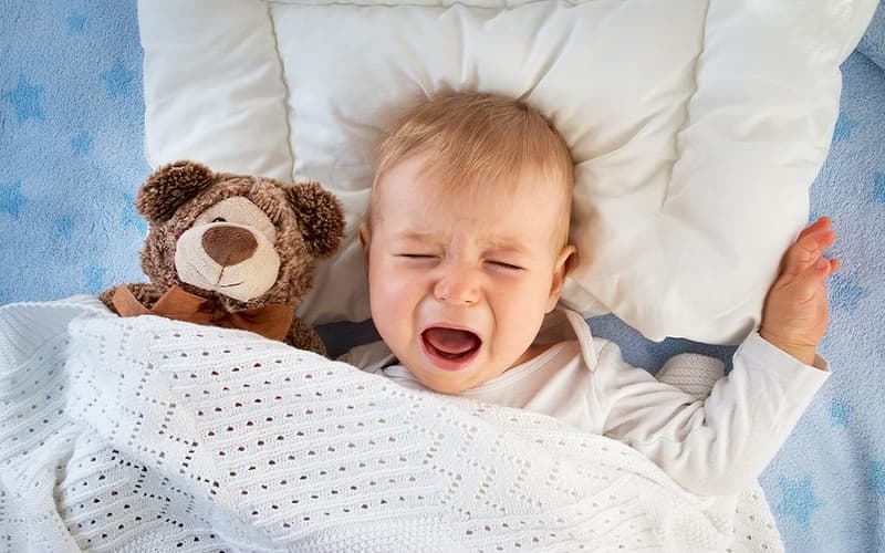Dấu hiệu thiếu ngủ ở trẻ 9 tháng tuổi là quấy khóc nhiều