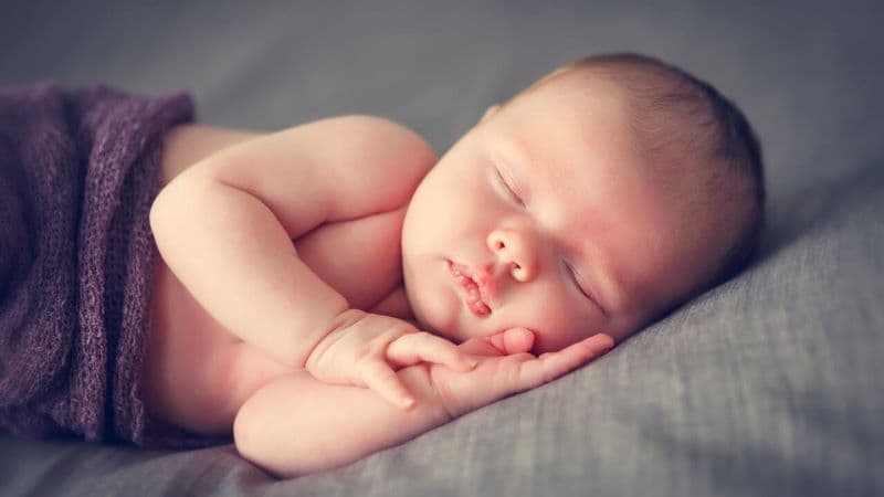 Khi ngủ chưa đủ, trẻ 15 ngày tuổi có thể trở nên quấy khóc, khó chịu, khó dỗ hoặc khó đi vào giấc ngủ