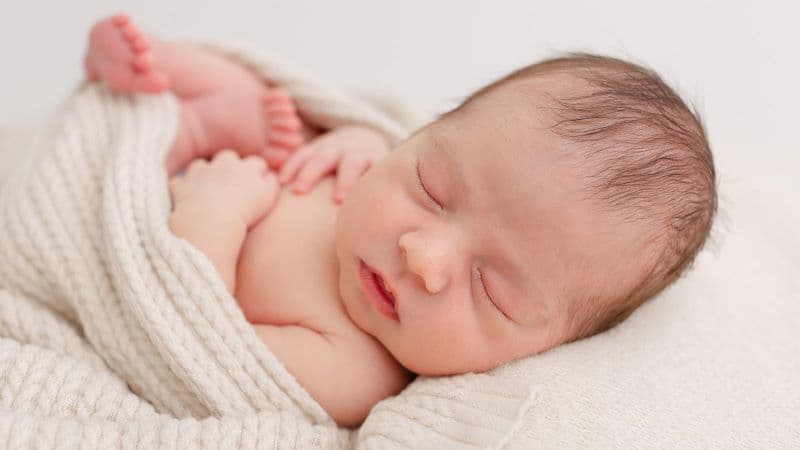 Cha mẹ nên giúp trẻ dần nhận biết sự khác biệt giữa ban ngày và ban đêm