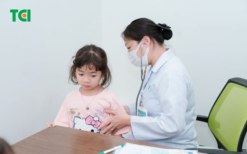 Trẻ có triệu chứng nhẹ có thể theo dõi tại nhà nhưng không được chủ quan