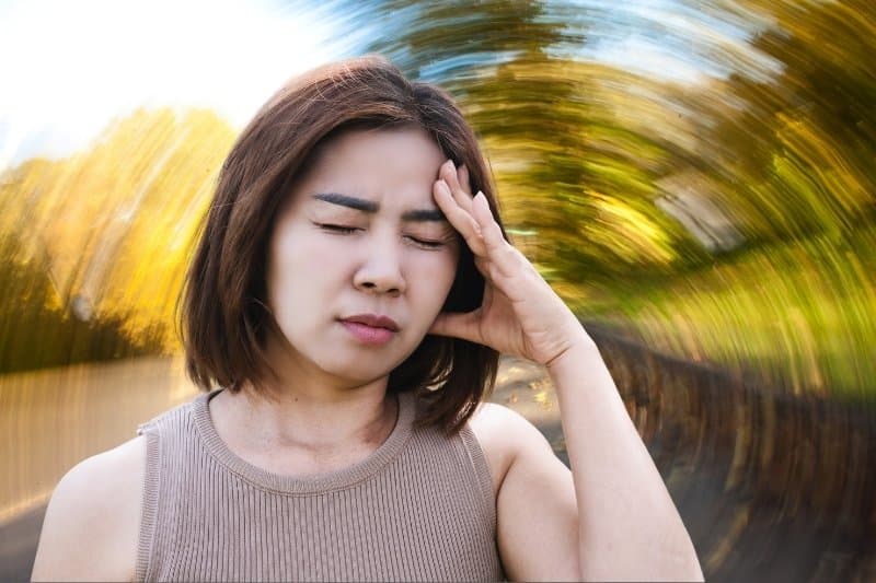 Trạng thái hạ đường huyết thường xuất hiện dấu hiệu vã mồ hôi, tim đập nhanh, chóng mặt hoa mắt