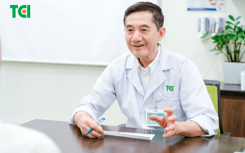 TTƯT.BS.CKII Phạm Huy Huyên thăm khám cho khách hàng