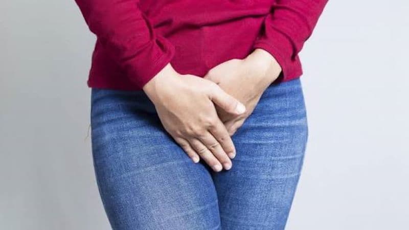 Khi bị viêm âm hộ, người bệnh có thể gặp các triệu chứng như ngứa ngáy, nóng rát, sưng đỏ, đau khi đi tiểu hoặc khi quan hệ tình dục