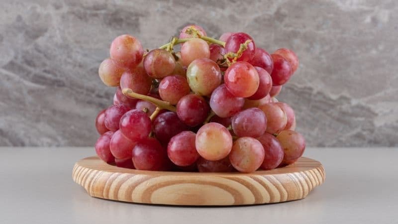 Mẹ sinh mổ trong giai đoạn đầu sau phẫu thuật nên hạn chế ăn nho để tránh kích ứng tiêu hóa và hỗ trợ quá trình hồi phục.