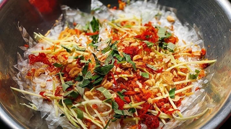 Bánh tráng trộn có nhiều nguyên liệu nhưng dinh dưỡng chưa cân đối cho mẹ bầu.