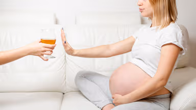 Mẹ bầu uống bia được không? Các nguy cơ đối với thai kỳ