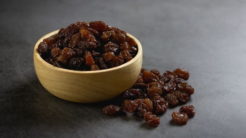 Mẹ sinh mổ nên hạn chế ăn nho khô do hàm lượng đường cao, ưu tiên nho tươi chín ngọt và có nguồn gốc rõ ràng.